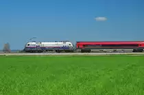 Der Polizei-Taurus 1116 250 vor einem Railjet auf der Strecke M�nchen-Salzburg bei �bersee am Chiemsee am 07.04.13.