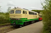 Nach der anstrengenden (;-D) Bergfahrt steht die D5 der BE im Bahnhof Engeln schon wieder umrangiert und abfahrbereit am Bahnsteig an diesem Himmelfahrtstag den 9. Mai 2013 um zur�ck nach Brohl zu fahren. Die Maschine ist bei Henschel in Kassel 1966 gefertigt und wiegt 48 Tonnen, des weiteren besitzt sie einen 1200 PS starken Motor.
