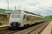 Als MRB26 nach K�ln Deutz Messe fahrend, verl�sst hier gerade der MRB-Triebwagen 460 502-8 den Bahnhof Brohl in Richtung Bad Breisig am Christihimmelfahrtstag 9.5.2013
