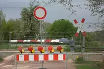 Soll Dir der �bergang gefahrlos gl�ckern, mu�t Du diese Taste dr�cken , hie� die Bildunterschrift zu Bild 581766 , am 18.03.2012  aufgenommen.
Vom 23.11.2012  bis  zum 23.11.2013  (!) blebt der B� gesperrt, eine Kette mit Schlo� ist um die Schranke gelegt. Da hier ein beliebter Radwanderweg die Bahn kreuzt, st��t die Sperrung nicht auf Gegenliebe und t�glich , so auch am 09.05.2013 gegen 11:39 Uhr , �berqueren hier zahlreiche Fu�g�nger und Radfahrer die Gleise.