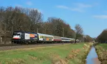 ES 64 U2-026 und ES 64 U2-034 mit dem HKX 1802 von Hamburg Altona nach K�ln Hbf bei Bremen Mahndorf am 21.04.2013