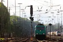 185 577-4 von Crossrail f�hrt mit einem langen Containerzug aus Genk-Zuid-Haven(B) nach Gallarate(I) bei der Abfahrt aus Aachen-West und f�hrt in Richtung Aachen-Hbf,K�ln bei sch�ner  Abendsonne am 8.5.2013.