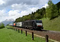 189 112 + 189 914 + 189 150 + 187 003 + 185 663 mit einem Ekol-KLV am 04.05.2013 bei Penk.