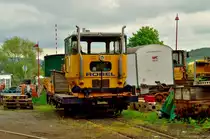 Rottenkraftwagen hergestellt von Robel bei der BE, er tr�gt den Namen Hansemann......(ist da einer Lindenstra�enfan?) abgelichtet am Himmelfahrtstag 2013.
Er hat die Spurweite 1000mm und wiegt 8t und seine zul�ssige Vmax betr�gt 40 Km/h. Er hat auch eine Steilstreckenzulassung f�r den Abschnitt Oberzissen bis Engeln. 9.5.2013
