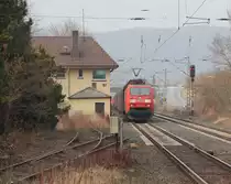 Vom Bahnsteig 2 in Bad Sooden-Allendorf hat meine eine sch�ne Fernsicht in Richtung Norden woher gerade 152 115-2 mit einem Daimler-Zug am anrollen ist. Aufgenommen am 30.03.2013.