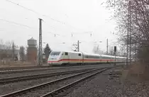 Zwei ICE 2 Einheiten passieren als NSS-Umleiter Eschwege West. Im Hintergrund der Niederhoner Wasserturm. Aufgenommen am 30.03.2013.