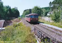 Der Schienenbus f�hrt am Freitag, den 6.8.93, als RB nach Pleinfeld in Ramsberg ein. Der Bahnsteig wurde am folgenden Wochenende abgebrochen und daf�r die links sichtbare Br�cke eingeschoben. 