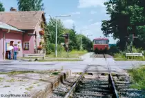 „Nachschuss“ vom Haltepunkt Ramsberg auf den Schienenbus, der nach Pleinfeld weiterf�hrt. Am 6.8.93 lag zwischen den Bahnsteigen noch der Bahn�bergang.