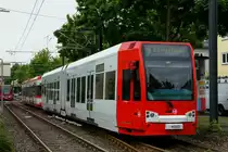 Niederflurwagen 4043 wurde nach den Wagen 4005, 4019, 4023, 4024 und 4044 als sechstes ehemaliges  Reissdorf K�lsch -Fahrzeug in die aktuellen KVB-Farben umlackiert. 4043 an seinem ersten Linieneinsatztag nach seiner Neulackierung in S�lz kurz vor der Haltestelle Hermeskeiler Platz am 11.05.2013.