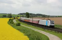 Am 11.Mai 2013 war RP 185 692 bei Burgstemmen (KBS 350) mit einem Fu�ballsonderzug auf dem Weg nach Bremen Hbf.