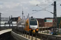 Hier 445 111-8 als RE2 (RE37368) von Wittenberge nach Cottbus, bei der Ausfahrt am 1.5.2013 aus Berlin Hbf.