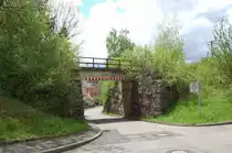 Die w�rttembergische Schwarzwaldbahn am 11. Mai 2013 an der Eisenbahnbr�cke am Haltepunkt Ostelsheim.