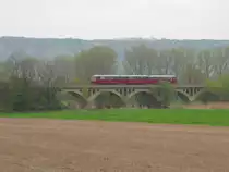 KSR 172 132-3 + 172 171-1 + 172 760-1 als DPE 25045 von Chemnitz Hbf nach Karsdorf, am 01.05.2013 auf dem Unstruthochwasserviadukt bei Kirchscheidungen. Anlass der Sonderfahrt war der Freyburger Weinfr�hling. Als Leerfahrt ging es von Freyburg zur Abstellung nach Karsdorf. Vorher fand von Karsdorf aus noch eine Fotofahrt bis Nebra statt.
