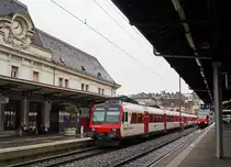 SBB: Eher ungew�hnliche Zugskreuzung in Montreux am 10. Mai 2013 zwischen dem RE 4064 nach Lausanne bestehend aus einem Domino der Region Alps und dem IR 1407 nach Brig.
Foto: Walter Ruetsch  