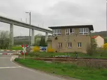 Das Stellwerk W4 in Karsdorf mit der neuen Unstruttalbr�cke, die zur Neubaustrecke von Erfurt nach Leipzig/Halle geh�rt; 01.05.2013