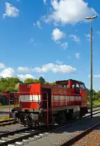 Westerwaldbahn (WEBA) Lok 5 (DH 1004) steht zur Rückfahrt im Bf. Altenkirchen (Westerwald) am 10.05.2013 bereit. 

Die Ursprungslok ist die DB V100 1177 (ab 1968 DB 211 177-1) welche 1961 von Henschel unter der Fabriknummer 30526  gebaut wurde. 1998 erfolgte der Umbau durch Vossloh nach dem Konzept von On Rail mit Serienteilen der Type G1205 unter Verwendung von Rahmen und Drehgestellen in die DH 1004. Sie besitzt einen MTU 12V396TC14 Motor mit 1.030 kW (1.400 PS) Leistung. 

Die Westerwaldbahn ist eine nichtbundeseigene Eisenbahn, die zu 100 Prozent dem Landkreis Altenkirchen gehört. Die Verwaltung der Bahn hat ihren Sitz in 57520 Steinebach-Bindweide. Als Eisenbahnverkehrsunternehmen betreibt sie auf vier eigenen Strecken Güter- und Personenverkehr, auf einer weiteren Güterverkehr im Auftrag der DB Schenker Rail Deutschland AG.