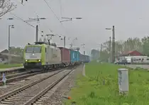185-CL 005 von Captrain am 02.05.2013 beim passieren der Gleisbaustelle in Kenzingen gen S�den mit einem KLV.