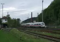 Ein 411er durchf�hrt am 10. Mai 2013 als ICE 1615 nach M�nchen Hbf den Kronacher Bahnhof Richtung Lichtenfels.