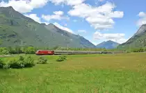 IR 2267 bei Claro. Heute verkehrte dieser Zug ausnahmsweise mit einem EWIV Modul als Verst�rkungswagen, so kam wieder einmal ein IC Steuerwagen ins Tessin. Re 460 094-6, A, 2 B und Bt EWIV (Modul), EWII und eine Gotthardkomp (ohne Pano), 11.05.2013.