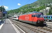 Die Re 460 094-6 holt soeben das EWIV Modul (mit Bt 50 85 28-94 914-4) auf Gleis 2 in Locarno. In K�rze f�hrt auf Gleis 1 der IR 2284 ein, anschliessend wird die Re 460 mit dem Modul angeh�ngt, um sp�ter nach Z�rich zu fahren, 11.05.2013.