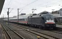 ES 64 U2 - 070 bespannte am 11.04.13 den IC K�nigssee nach Hamburg. Hier verl�sst der IC 2082 Hannover.