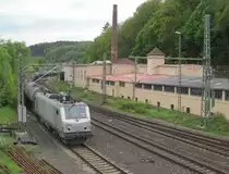 37024 von Akiem erreicht am 10. Mai 2013 mit einem Kesselwagenzug den Bahnhof Kronach.