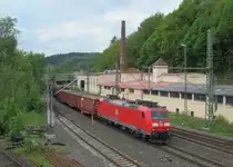 185 113-8 zieht am 11. Mai 2013 einen gemischten G�terzug durch Kronach.