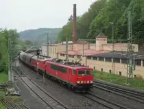 155 019-3 zieht am 09. Mai 2013 die 233 452-2 und einen gemischten G�terzug durch Kronach.