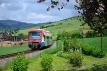 Seit einiger Zeit sind bei der SWEG-OSB zwei Regioshuttle der PEG im Einsatz. Hier ist VT 650.05 am 10. Mai 2013 bei Kirnbach-Gr�n auf der Harmersbachtalbahn (KBS 722) als SWE 87789 unterwegs nach Biberach(Baden).