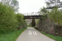 Die w�rttembergische Schwarzwaldbahn am 11. Mai 2013 an der Eisenbahnbr�cke in der N�he von Ostelsheim.