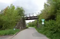 Die w�rttembergische Schwarzwaldbahn am 11. Mai 2013 an der Eisenbahnbr�cke in der N�he von Ostelsheim.