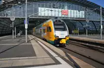 Hier 445 104-3 als RE2 (RE37358) von Wittenberge nach Cottbus, bei der Ausfahrt am 1.5.2013 aus Berlin Hbf. 