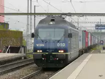 bls - 465 010-7 vor G�terzug bei der durchfahrt im Bahnhof Prattelen am 02.05.2013