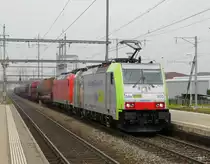 bls/DB - 486 505 und im Schlepp DB 185 125-2 vor G�terzug bei der durchfahrt im Bahnhof Prattelen am 02.05.2013