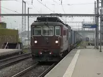 bls - Re 4/4  176 vor G�terzug bei der durchfahrt im Bahnhof Prattelen am 02.05.2013