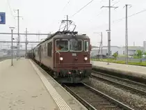 bls - Re 4/4  186 und Re 4/4 189 vor G�terzug bei der durchfahrt im Bahnhof Prattelen am 02.05.2013