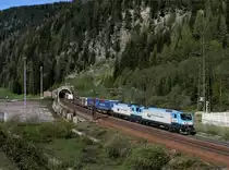 Die EU 43 008 und die EU 43 003 mit einem KLV-Zug am 14.05.2013 unterwegs bei Brennero.