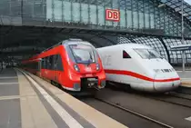 Hier links 442 825-6 als RE7 (RE18716) von Bad Belzig nach W�nsdorf-Waldstadt und rechts 808 001-2  Rheinsberg  als ICE950 von Berlin Ostbahnhof nach K�ln Hbf. mit 808 028-5  Altenburg  als ICE940 von Berlin Ostbahnhof nach K�ln/Bonn Flughafen, diese beiden Z�ge begeneten sich am 1.5.2013 in Berlin Hbf.