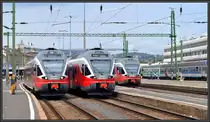 Drei Stadler Flirt in Silber/rot nebeneinander, wo gibt's das sonst noch als im schweizerischen Biberbrugg der SOB? 5341 055-2, 5341 032-1 und 5341 030-4 der MAV stehen in Budapest D�li P�lyaudvar. (11.05.2013)