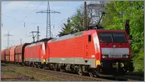 Doppeltraktion ist angesagt bei der schweren Last am Haken. Zwei 189ger mit einen
Erzzug bei der Durchfahrt in Lintorf bei Ratingen Anfang Mai 2013.