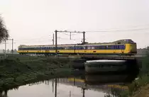 Am 11.10.1992 war um 11.37 Uhr der 542 Stoptrain bei Niewerlensen 
in Richtung Meppel unterwegs.