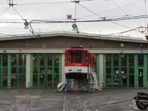 Derzeit wird EVAG 522 restauriert und steht vor der Halle im Betriebshof in der Nordh�user Stra�e. Am 16.05.2013 von der Stra�e aus fotografiert.