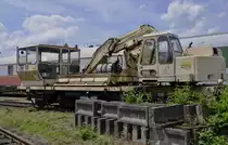 10.06.2011 Darmstadt-Kranichstein ; Vielzweck-Gleisbaumaschine mit Kippvorrichtung, Arbeitsseite