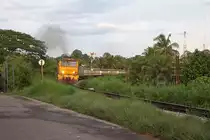 ALS 4152 (Co'Co', de, Alsthom, Bj.1974) am 16.Mai 2013 mit dem RAP 168 (Kantang - Bangkok) und 30 min. Verspaetung beim Einfahrvorsignal des Bf. Surat Thani.