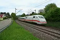 401 007-0 als ICE 70 am 09.05.13 in der S�dkurve vor Schallstadt.
Interessanter Weise f�hrt der Zug seit L�ngerem ohne Bistro durch Deutschland.