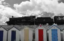 Eine Dampflok der  Paington and Dartmouth Steam Railway  verl�sst gerade Paington und passiert die bunten Strandh�user an der K�ste zwischen Paington und Brixam (20.07.2012)