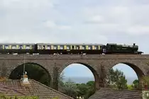 Eine Dampflokomotive der  Paington and Dartmouth Steam Railway  �berquert ein Viadukt zwischen Paington und Brixam (19.07.2012)