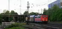 151 133-6 von Railion kommt aus Richtung K�ln,Aachen-Hbf mit einem langen  Autologistikzug aus Heilbronn nach Ruisbroek(B) und f�hrt in Aachen-West ein in der Abendstimmung am Abend des 15.5.2013.