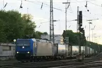 185 527-9 von Crossrail f�hrt mit einem langen Containerzug aus Genk-Zuid-Haven(B) nach Gallarate(I) bei der Ausfahrt aus Aachen-West und f�hrt in Richtung Aachen-Hbf,K�ln in der Abendstimmung am 15.5.2013.