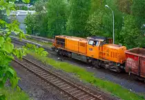 Die Lok 46 der Kreisbahn Siegen-Wittgenstein (KSW) hat am 15.05.2013 vier G�terwagen aus Burbach (Kr. Siegen) geholt,  nun dr�ckt sie diese zum KSW-Rangierbahnhof.
Die Lok ist Vossloh G 1700-2 BB (eingestellt als 92 80 1277 807-4 D-KSW), sie wurde 2008 unter der Fabrik-Nr. 5001680 gebaut.